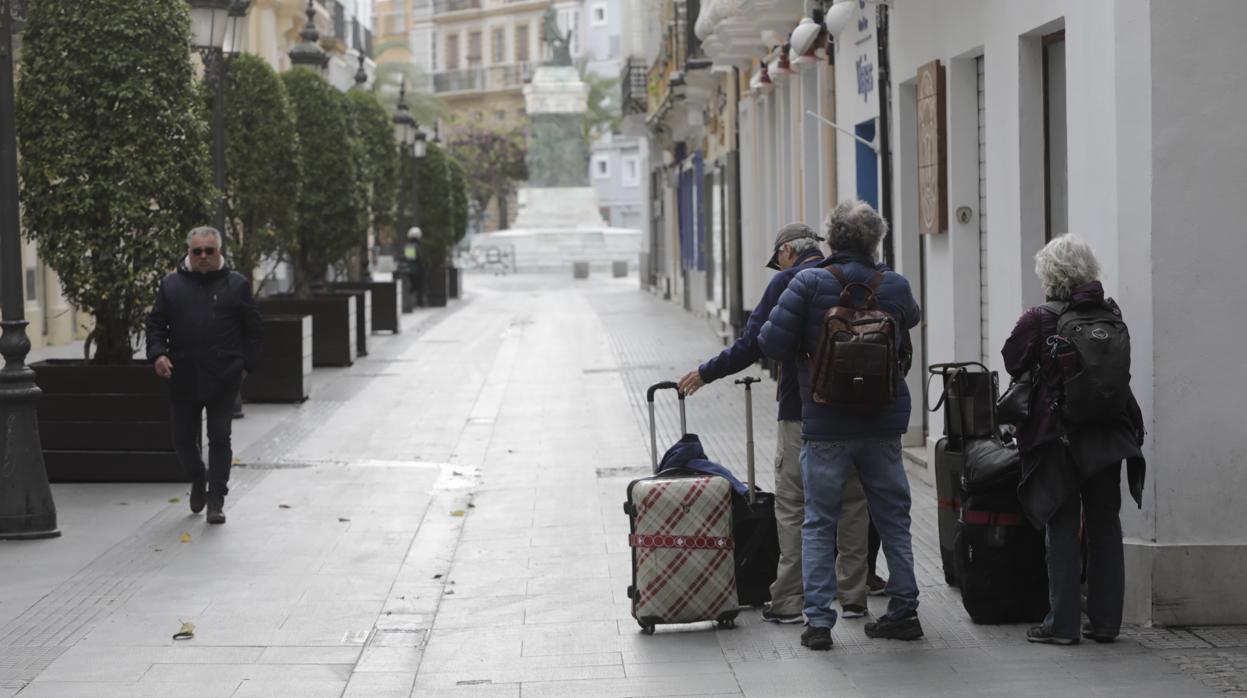 Viajeros por las calles de Cádiz, este jueves.