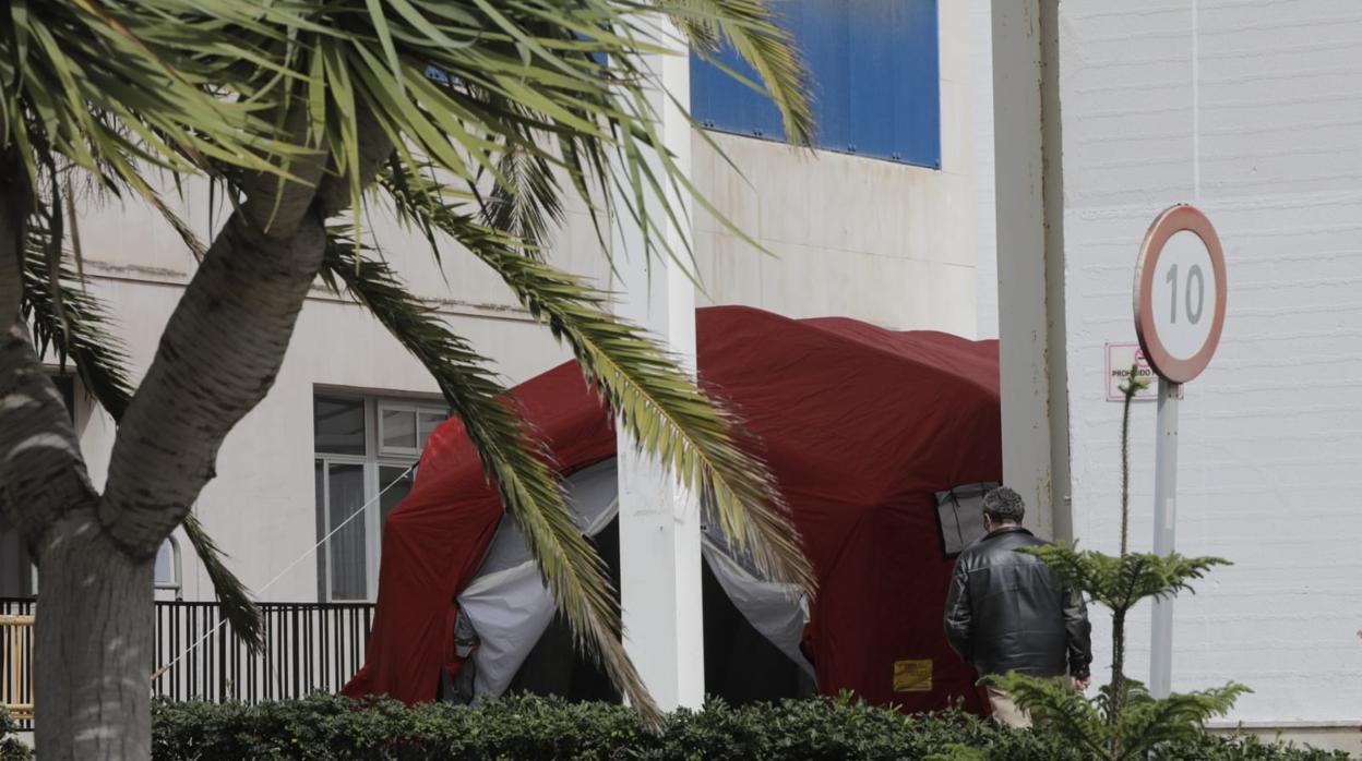 Carpa en la zona de acceso al hospital Puerta del Mar de Cádiz