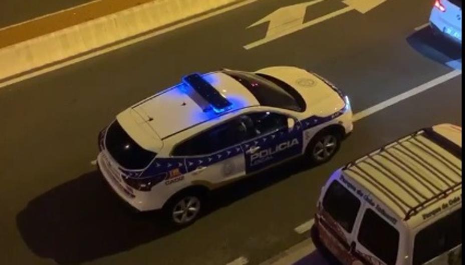 VÍDEO: La Policía Local se une al 'Hola don Pepito...' desde los balcones de Cádiz