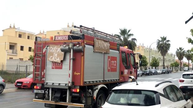 Bomberos de Gerena recorren las calles con marchas procesionales de Semana Santa por el coronavirus