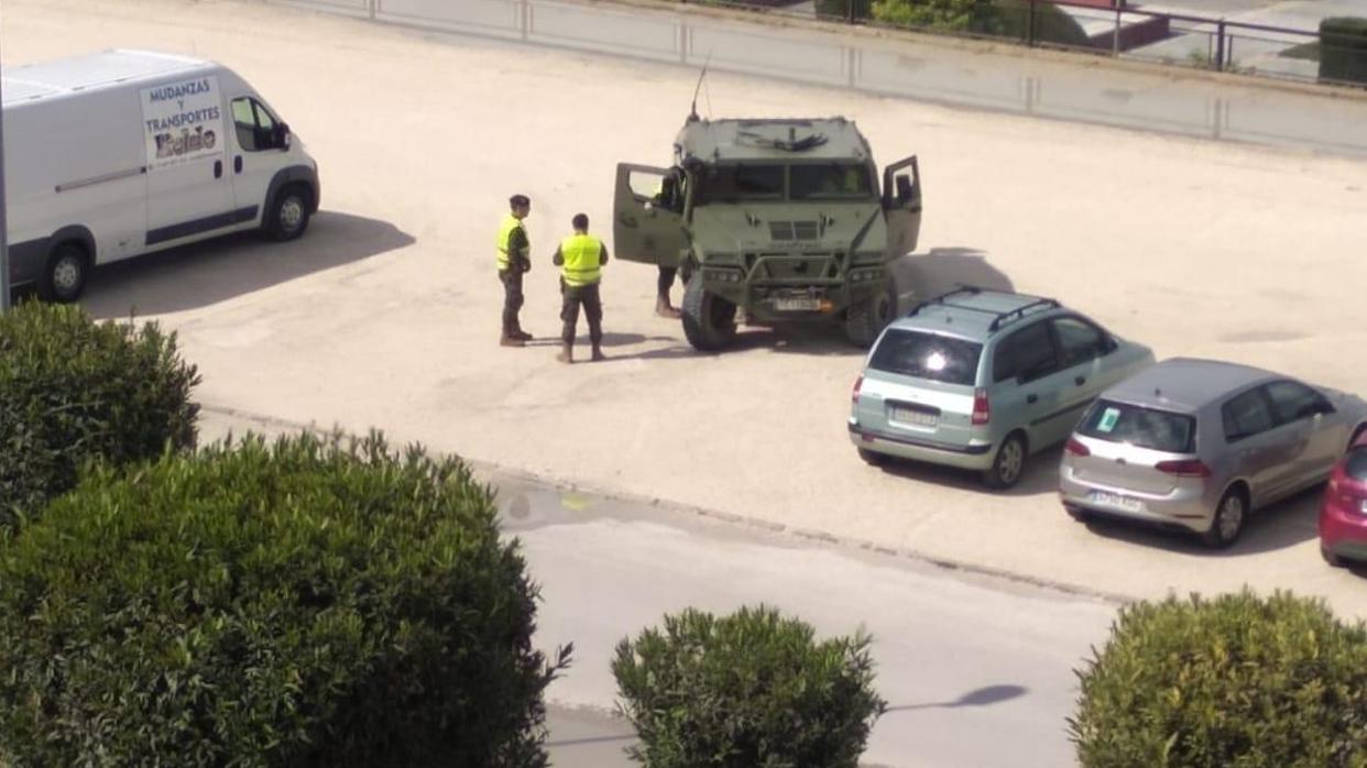 Varios militares desplegados en una zona de Marchena