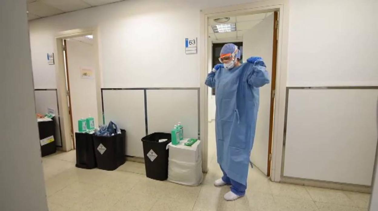 Personal sanitario con traje para evitar el contagio del coronavirus