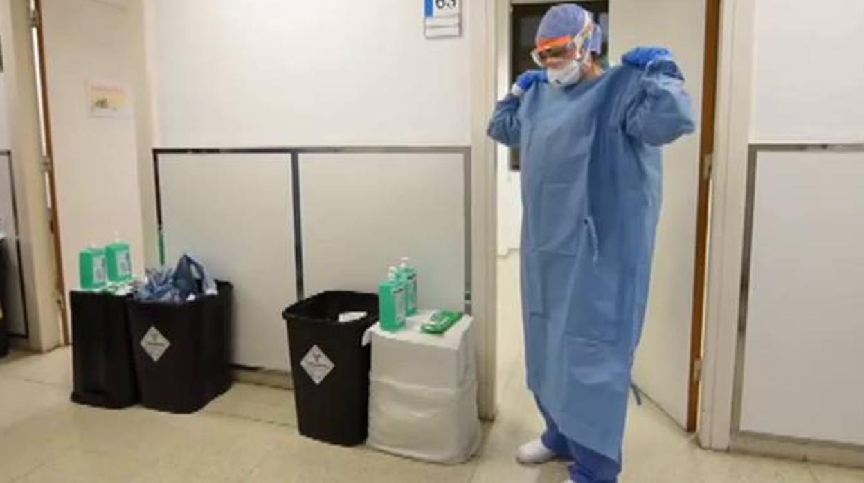 Personal sanitario con traje para evitar el contagio del coronavirus