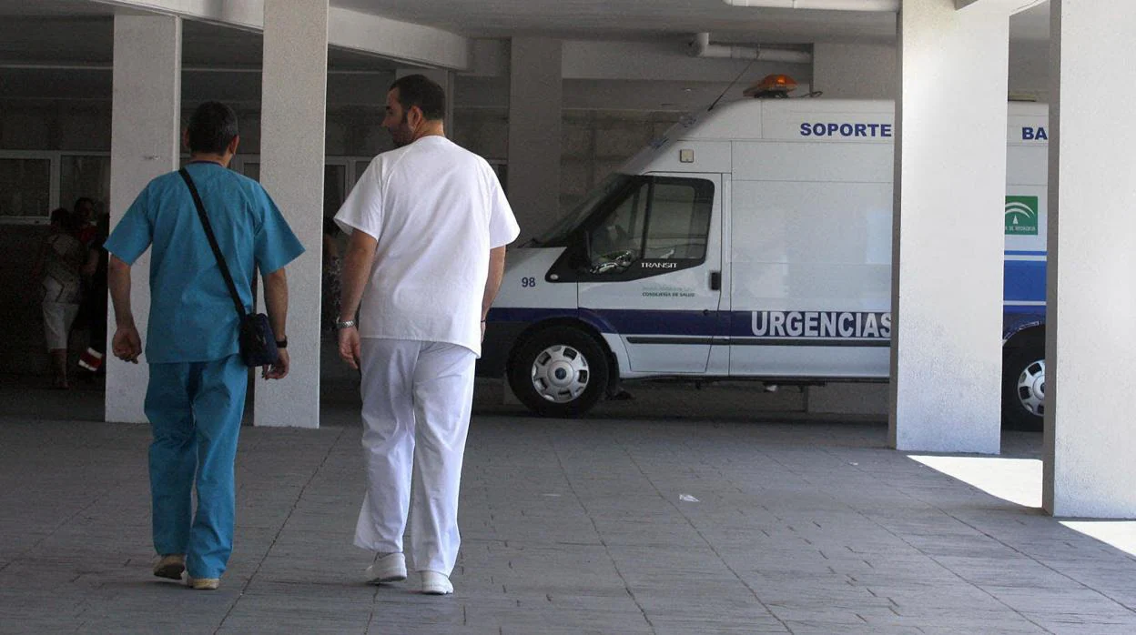 Sanitarios en la puerta del hospital de Puerto Real