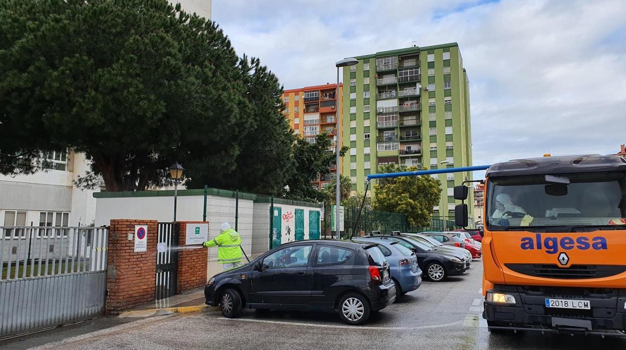 Algeciras desinfecta los accesos a centros sanitarios y de mayores