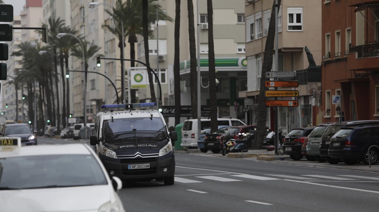 Un furgón de la Policía Nacional, patrullando esta semana de confinamiento la Avenida en Cádiz.