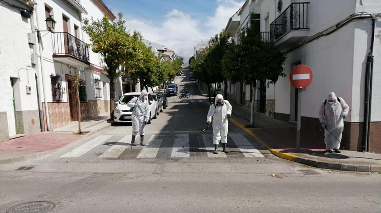 Operarios desinfectando una calle de Prado del Rey