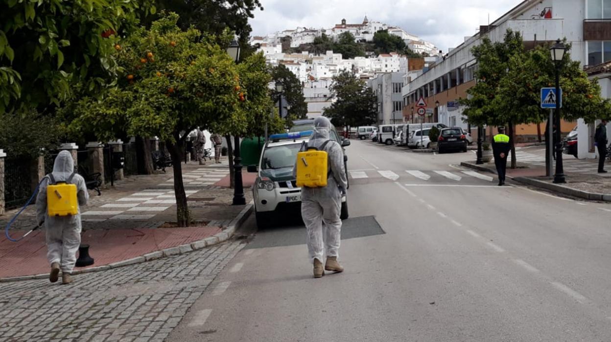 La Armada se ha encargado de desinfectar la localidad de Alcalá de los Gazules