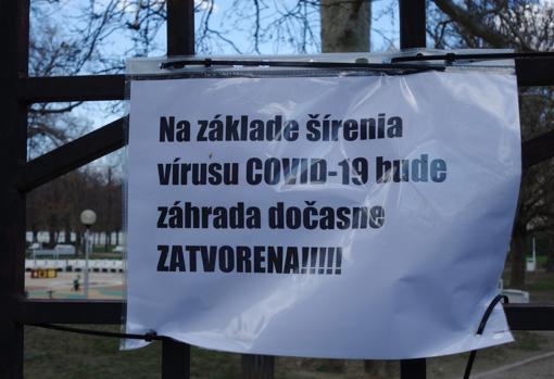 Cartel que indica la clausura de un parque en Bratislava debido al coronavirus.