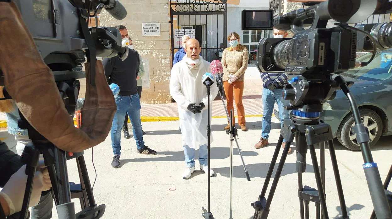 El alcalde de Alcalá del Valle, Rafael Aguilera, en la rueda de prensa de esta mañana.