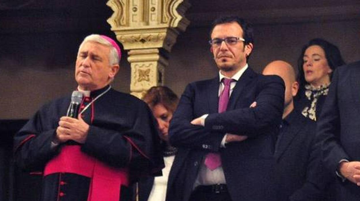 El obispo, Refael Zornoza, junto al alcalde, José María González, en el pregón de Semana Santa de 2018