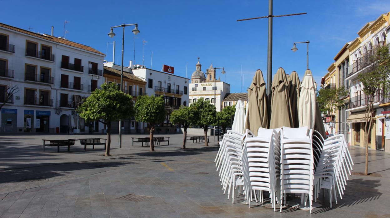 Veladores apilados en la plaza del Altozano, corazón social y comercial de Utrera