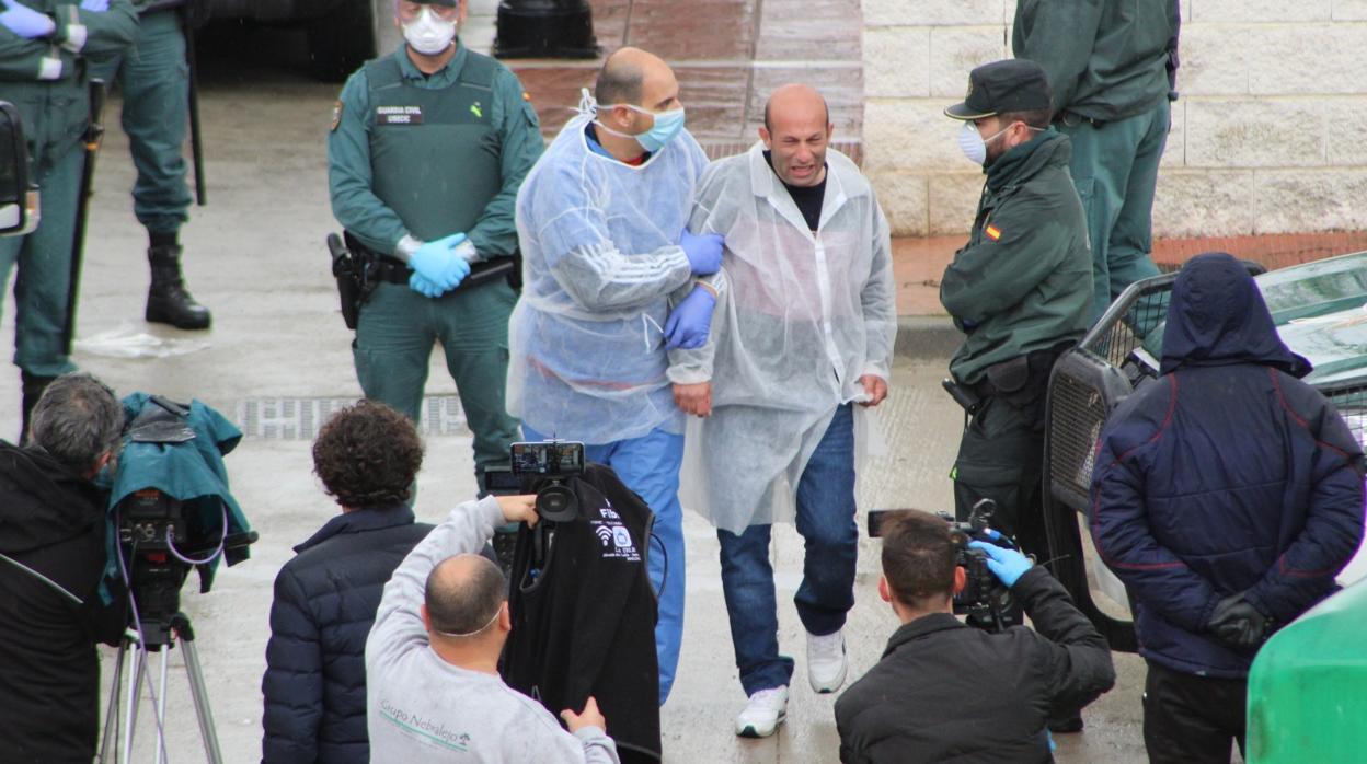 El alcalde de Alcalá del Valle, Rafael Aguilera, durante el traslado de los mayores de la residencia a La Línea.