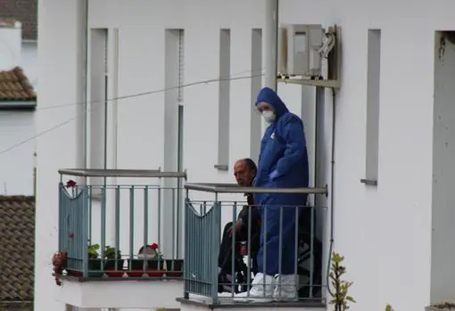 Un anciano, atrincherado a uno de los balcones.