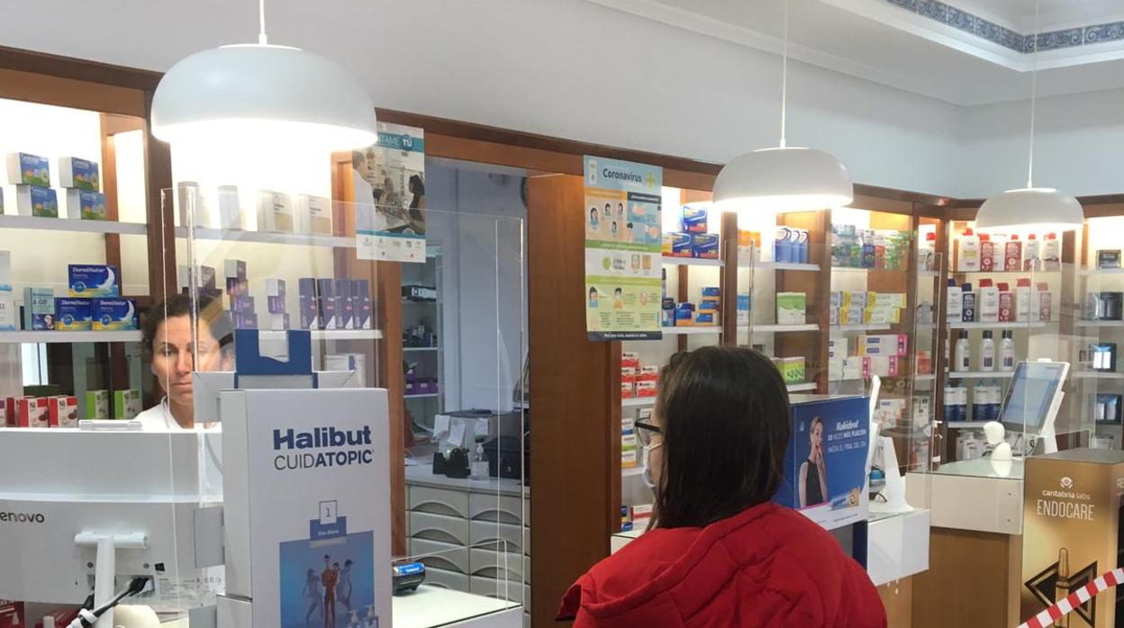 Las farmacias han colocado mamparas de cristal o metacrilato como medida de seguridad para la atención al cliente.