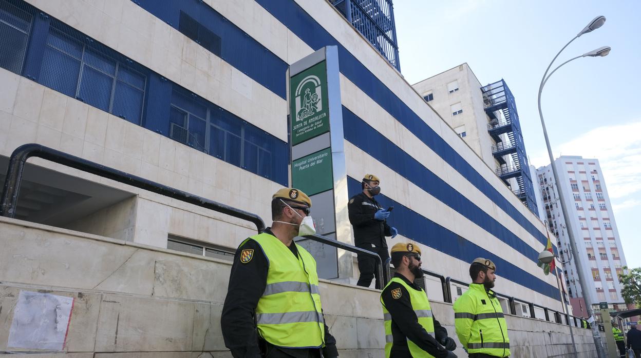 La UME desinfectó días atrás el hospital Puerta del Mar de Cádiz.