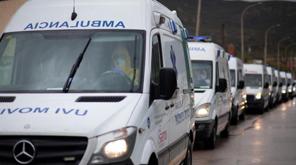 Imagen de las ambulancias con los ancianos a su llegada a La Línea de la Concepción