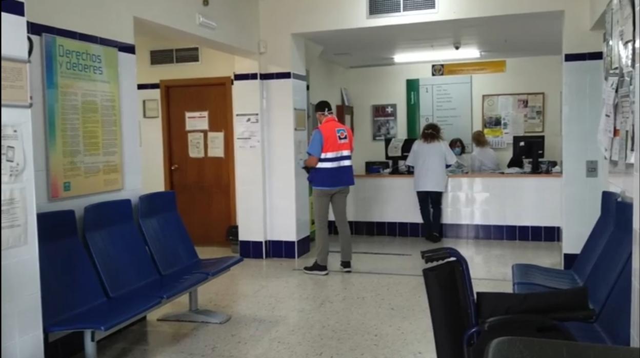 El centro de salud de La Puebla del Río, en la jornada de ayer