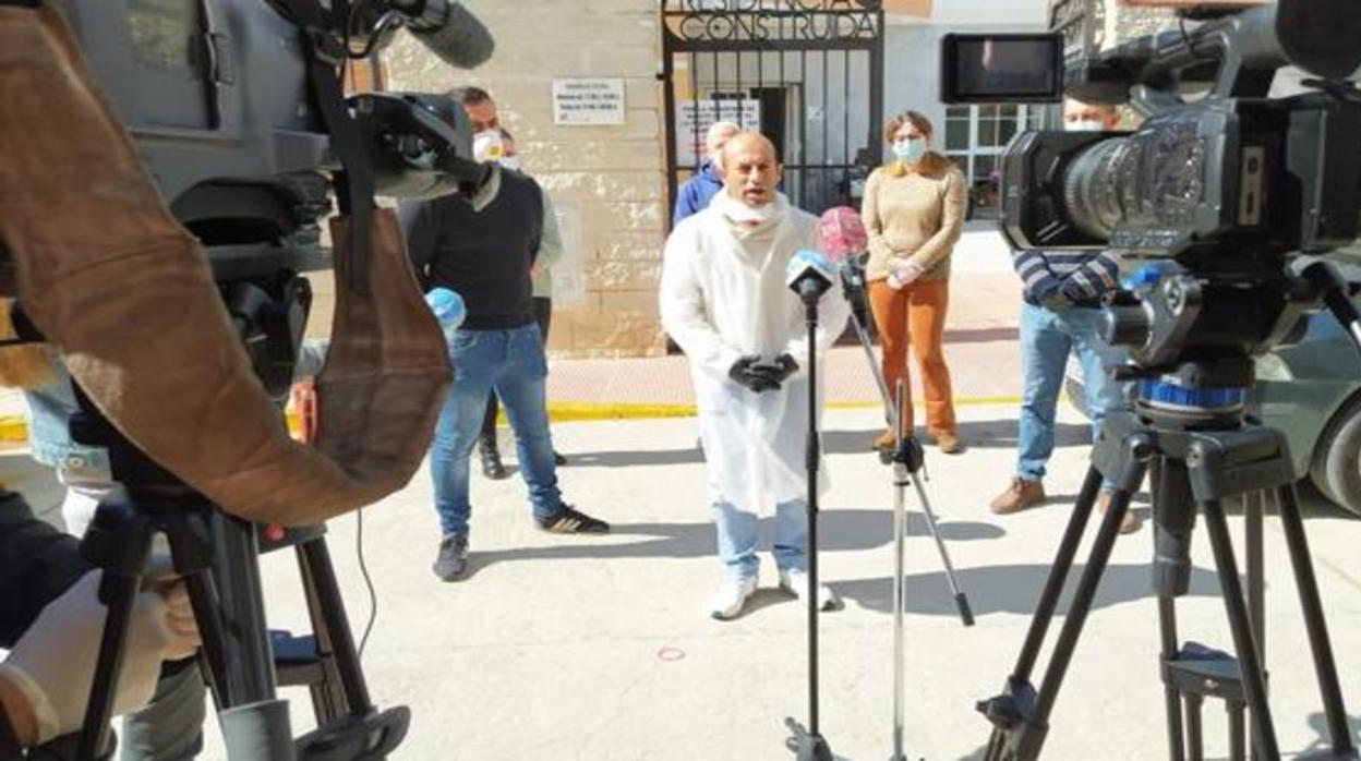 El alcalde de Alcalá del Valle, ante los medios.