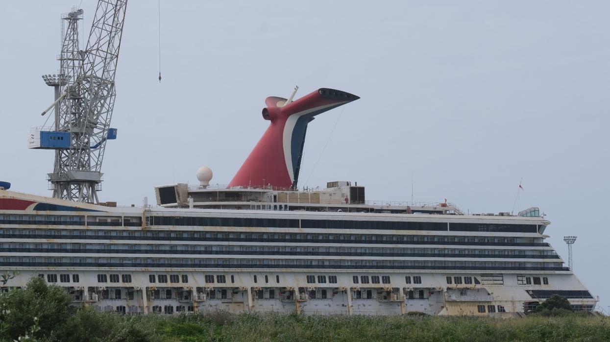 El crucero sigue atracado en el muelle del astillero de Puerto Real