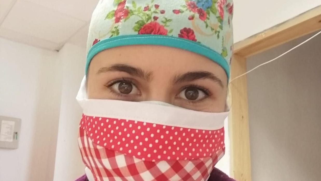 Una de las trabajadoras, con el gorro y mascarilla obra de Bartolomé.