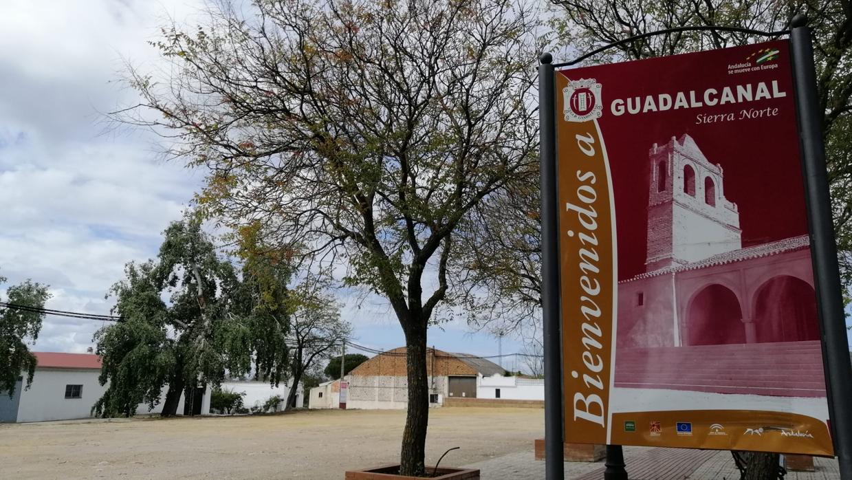 Entrada al muncipio sevillano de Guadalcanal desierta durante el estado de alarma.