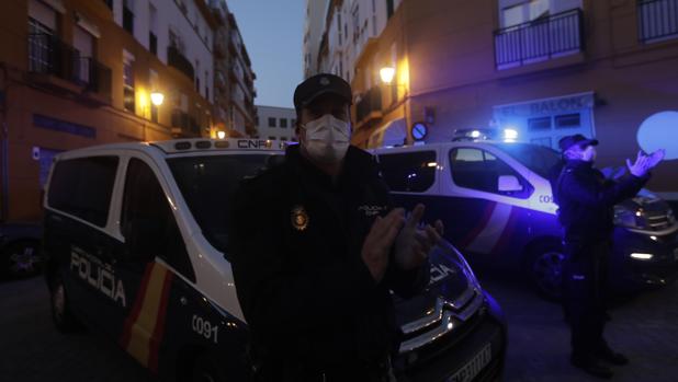 Vídeo: Así ha sido el emotivo aplauso de la Policía Nacional en la residencia de mayores Matía Calvo