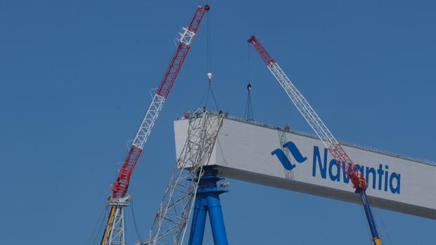 Retiran la grúa del astillero de Puerto Real vencida por el viento