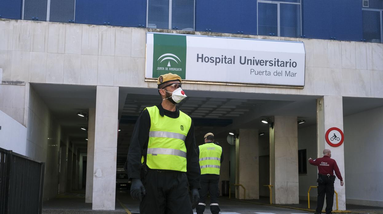 La UME desinfectó el hospital Puerta del Mar de Cádiz días atrás.