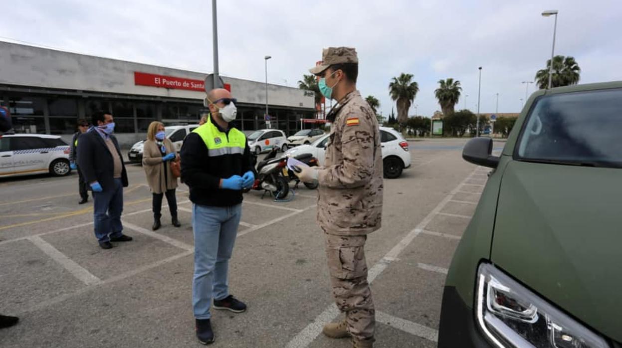 El alcalde portuense Germán Beardo recibe al Tercio de la Armada de la Infantería de Marina.