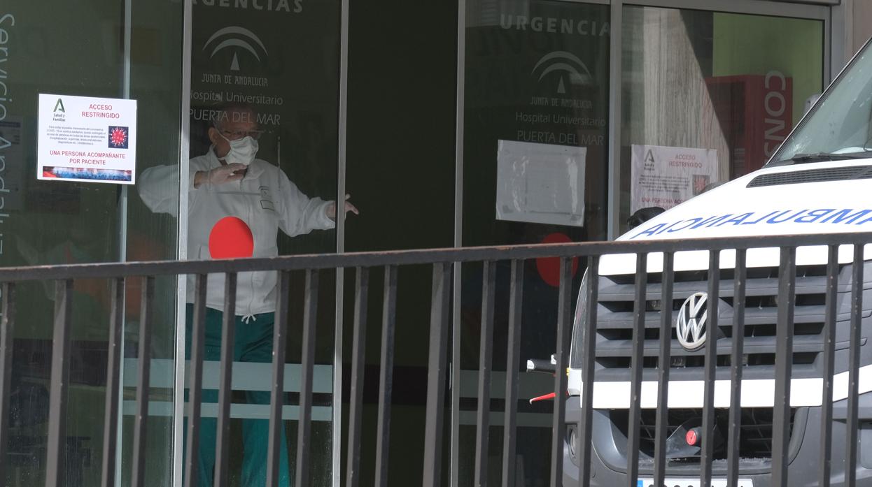 Los profesionales sanitarios, en el hospital Puerta del Mar de Cádiz.