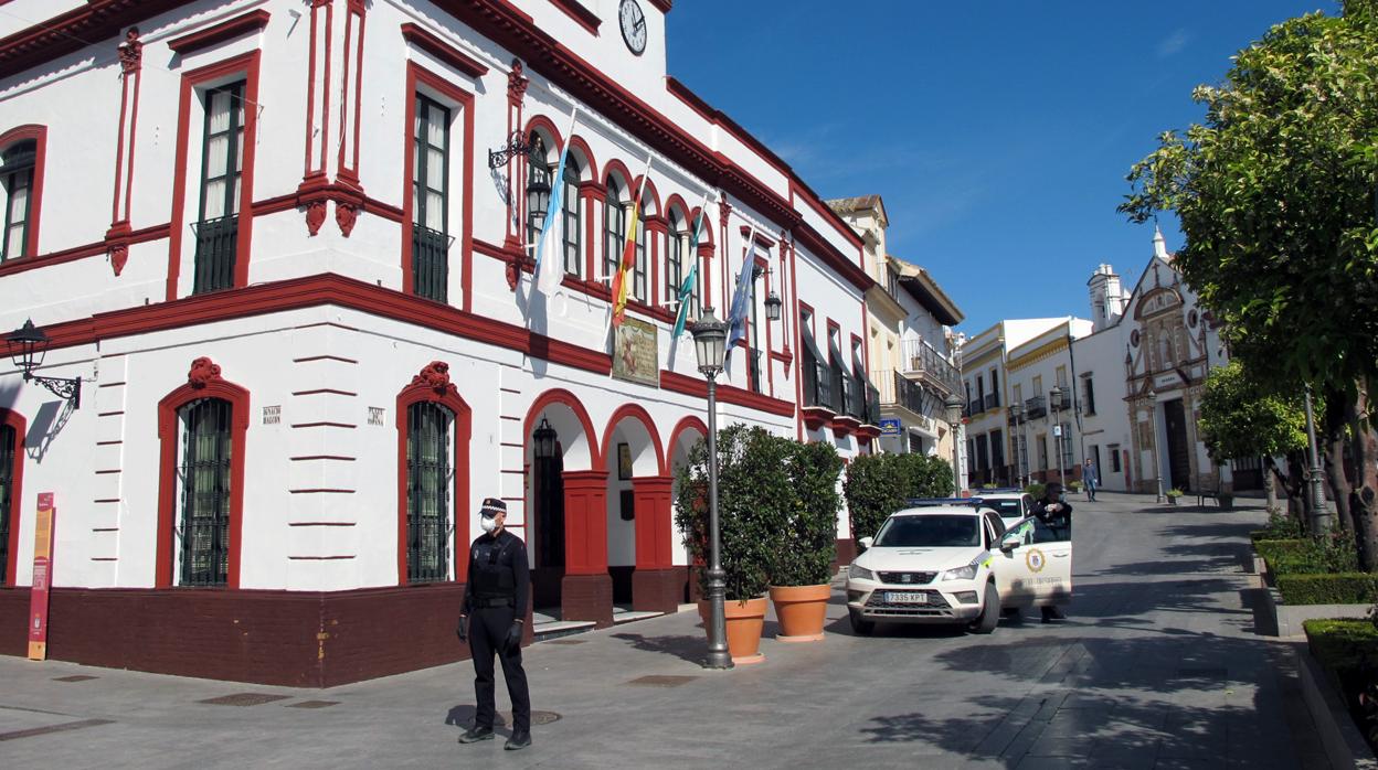 Fachada del Ayuntamiento de Lebrija con las banderas de Lebrija, España, Andalucía y la Unión Europea