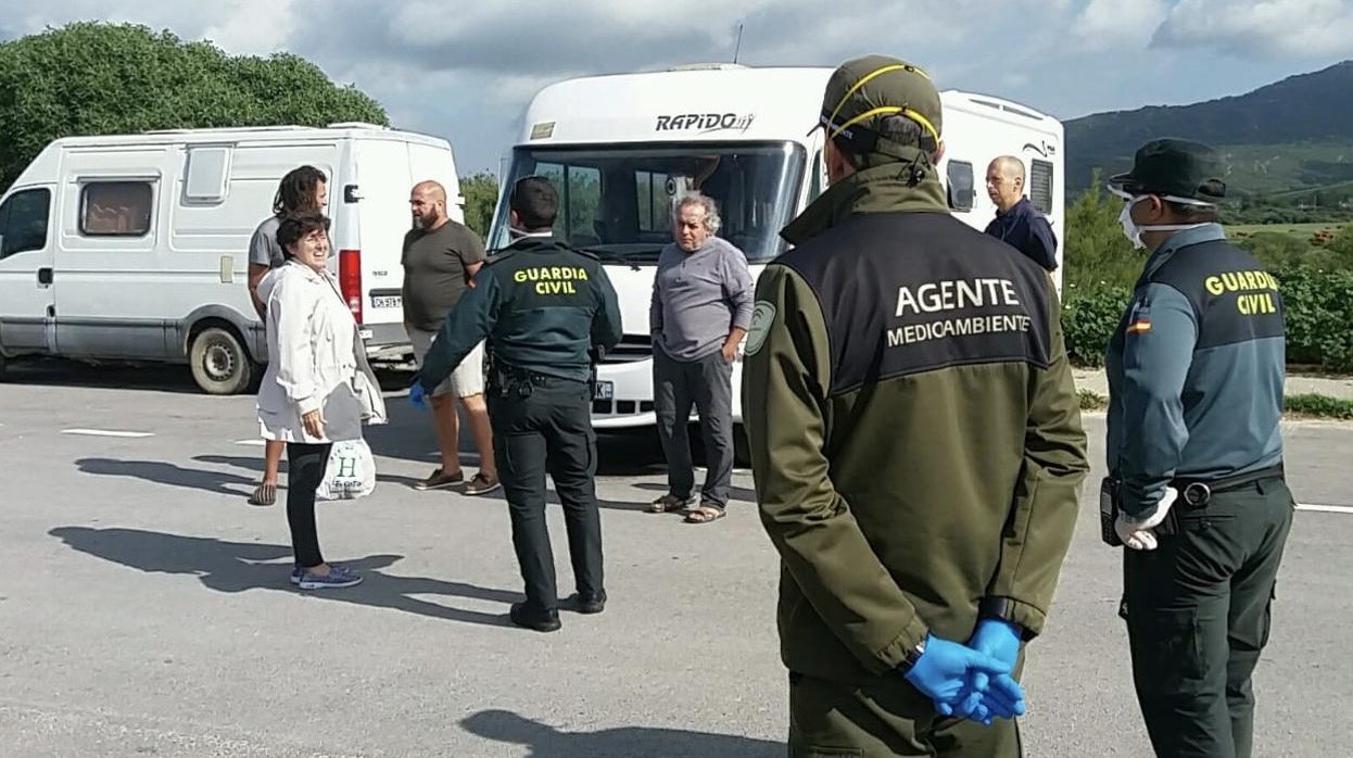 Ordenan el desalojo de 33 autocaravanas estacionadas en el Parque Natural del Estrecho