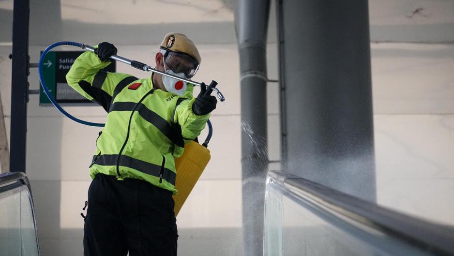 Vídeo: La UME desinfecta la estación de trenes de Cádiz