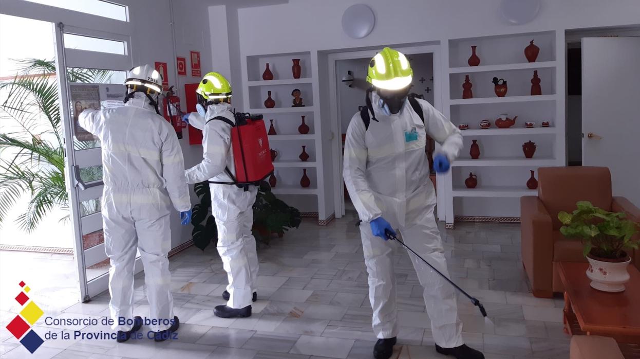 Bomberos del consorcio provincial desinfectando las instalaciones