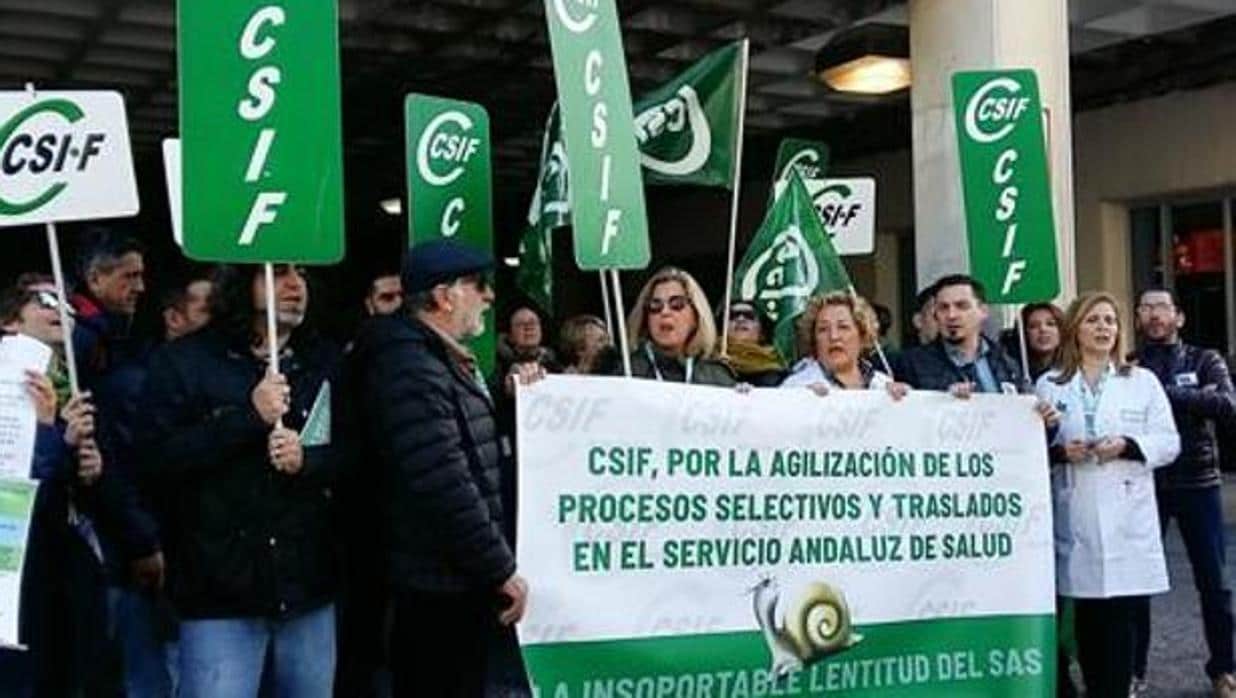 Foto de archivo de 2019 de una reclamación sindical ante la puerta del Hospital Puerta del Mar.