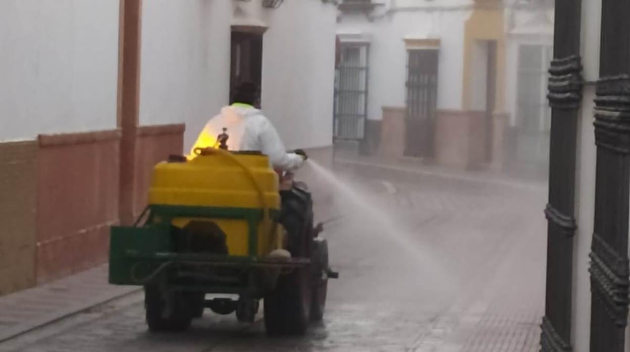 Los trabajadores municipales siguen desinfectando esta semana las calles de la localidad