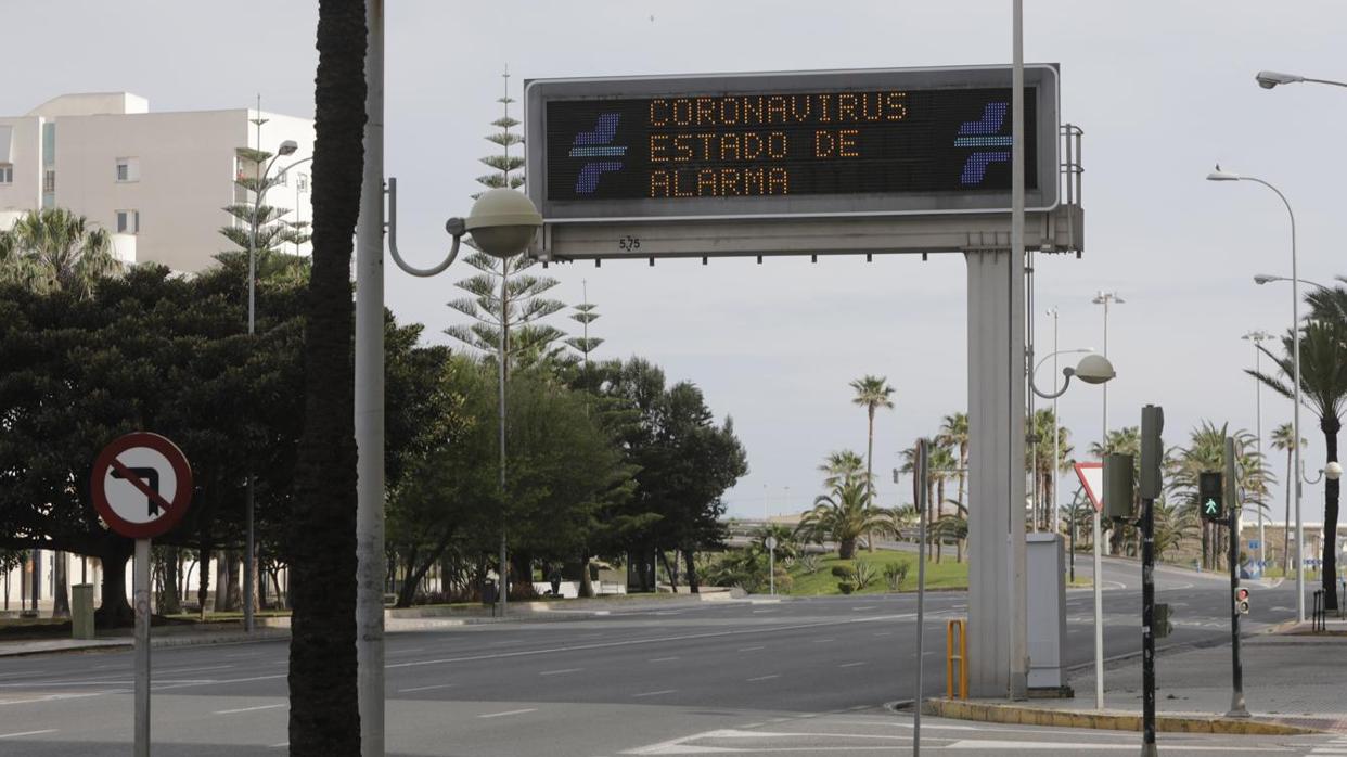 El panel informativo de tráfico a la salida de la ciudad de Cádiz advierte de la limitación de los desplazamientos.