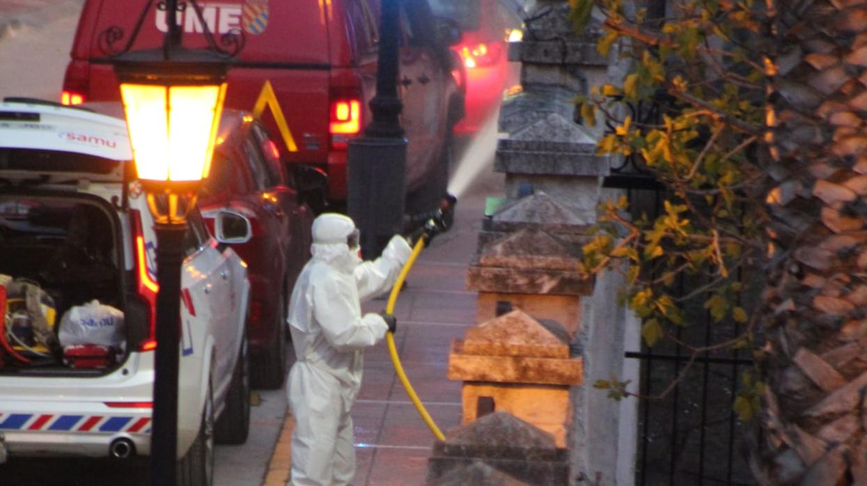 Labores de desinfección de la UME en la residencia de mayores de Alcalá del Valle.