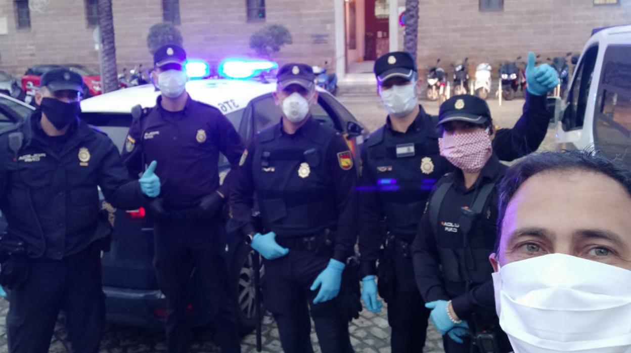 Los agentes, este lunes, en la plaza de Fragela