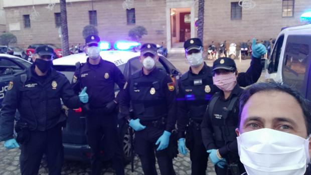 Aplauso compartido entre la Policía y los mayores de la residencia Fragela de Cádiz