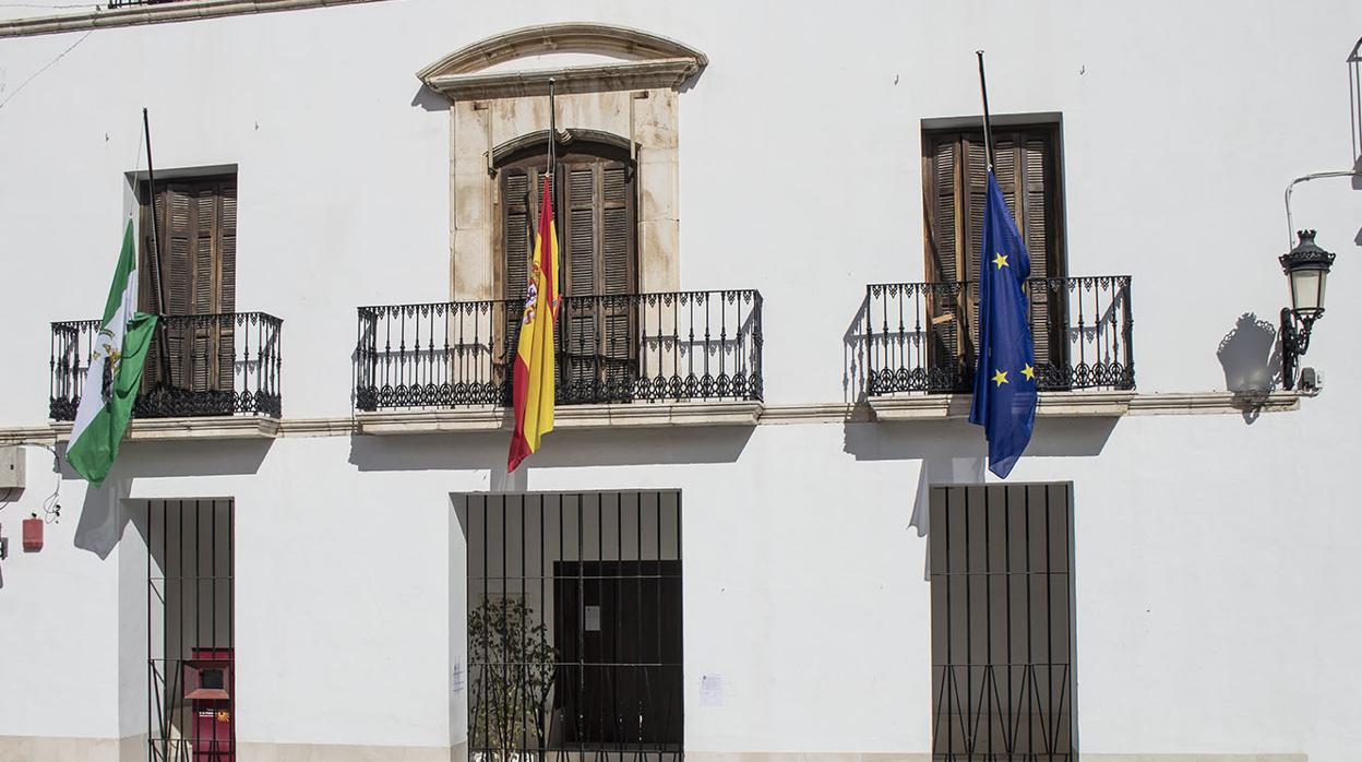 Banderas a media asta en el Ayuntamiento de Estepa.