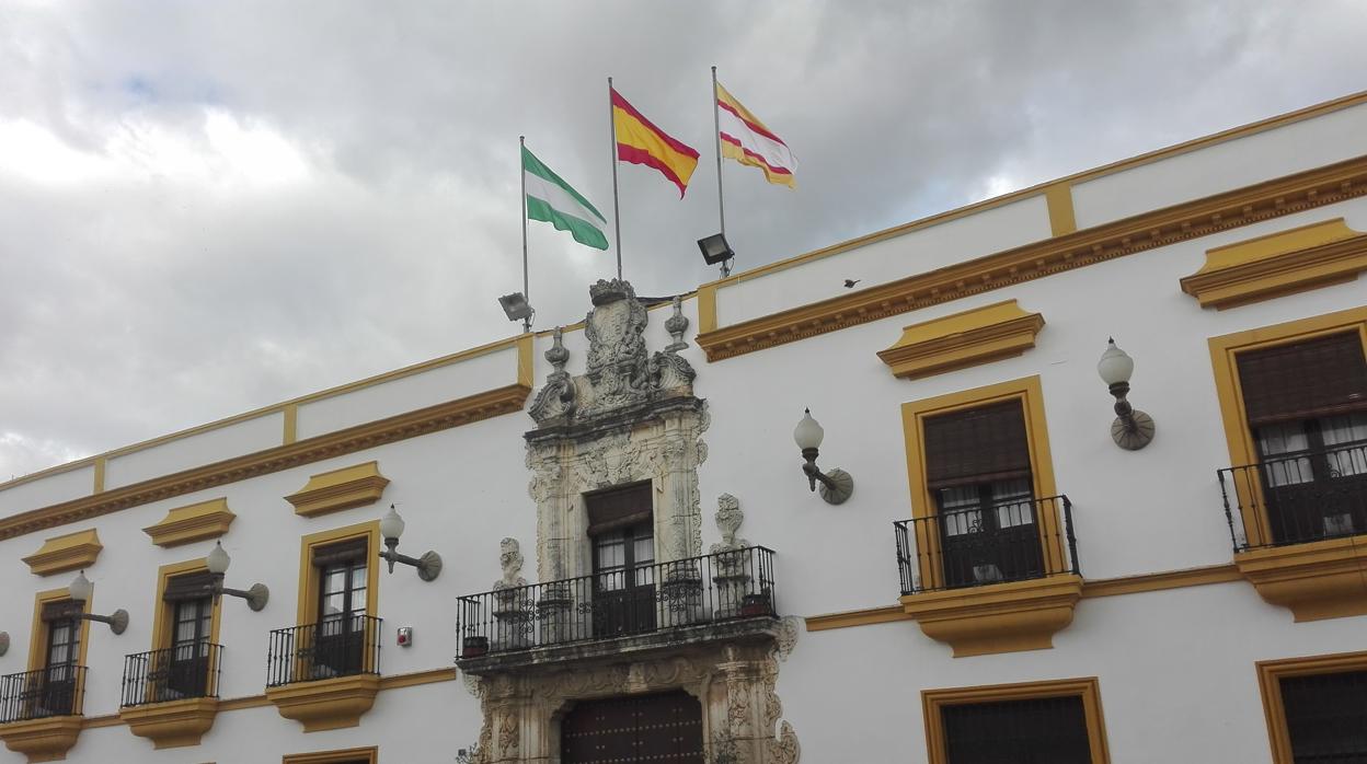 La fachada del Ayuntamiento de Utrera, que se encuentra situado en la plaza de Gibaxa