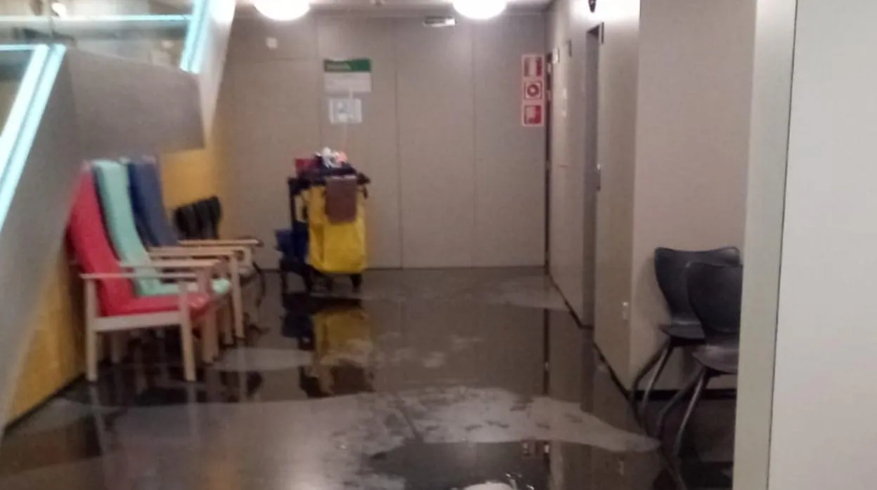 El Centro de Salud Cayetano Roldán inundado