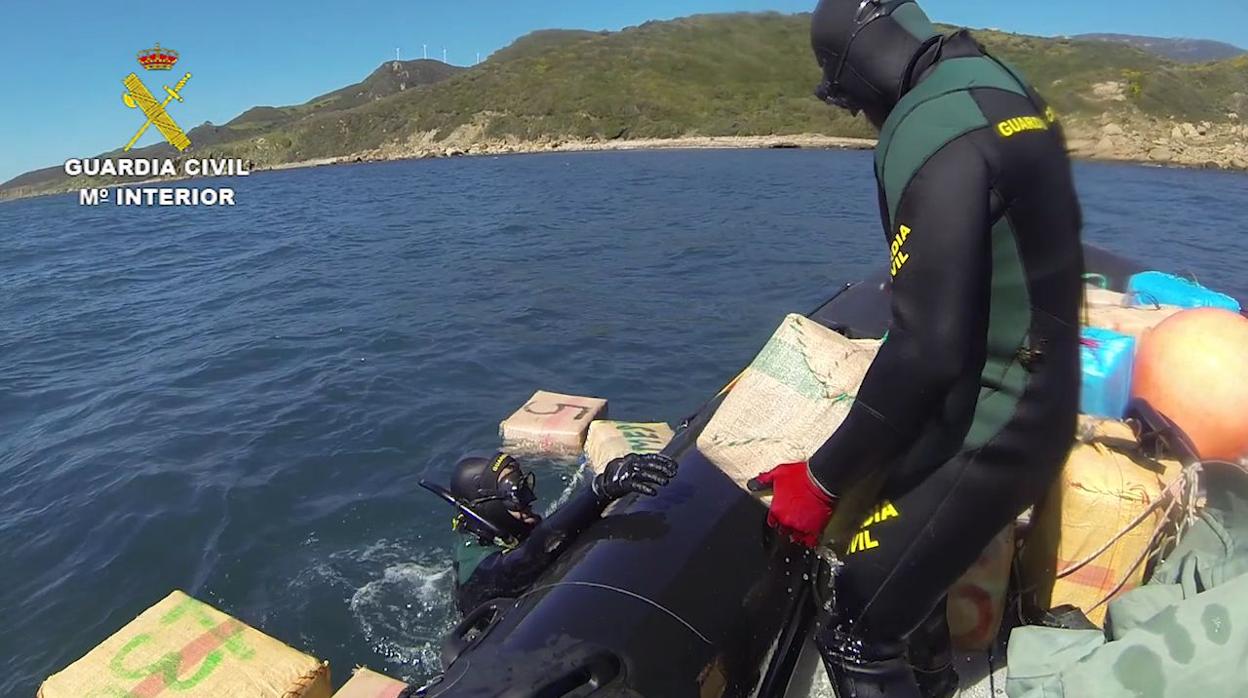 Guardia Civil recupera unos fardos en una foto de archivo.