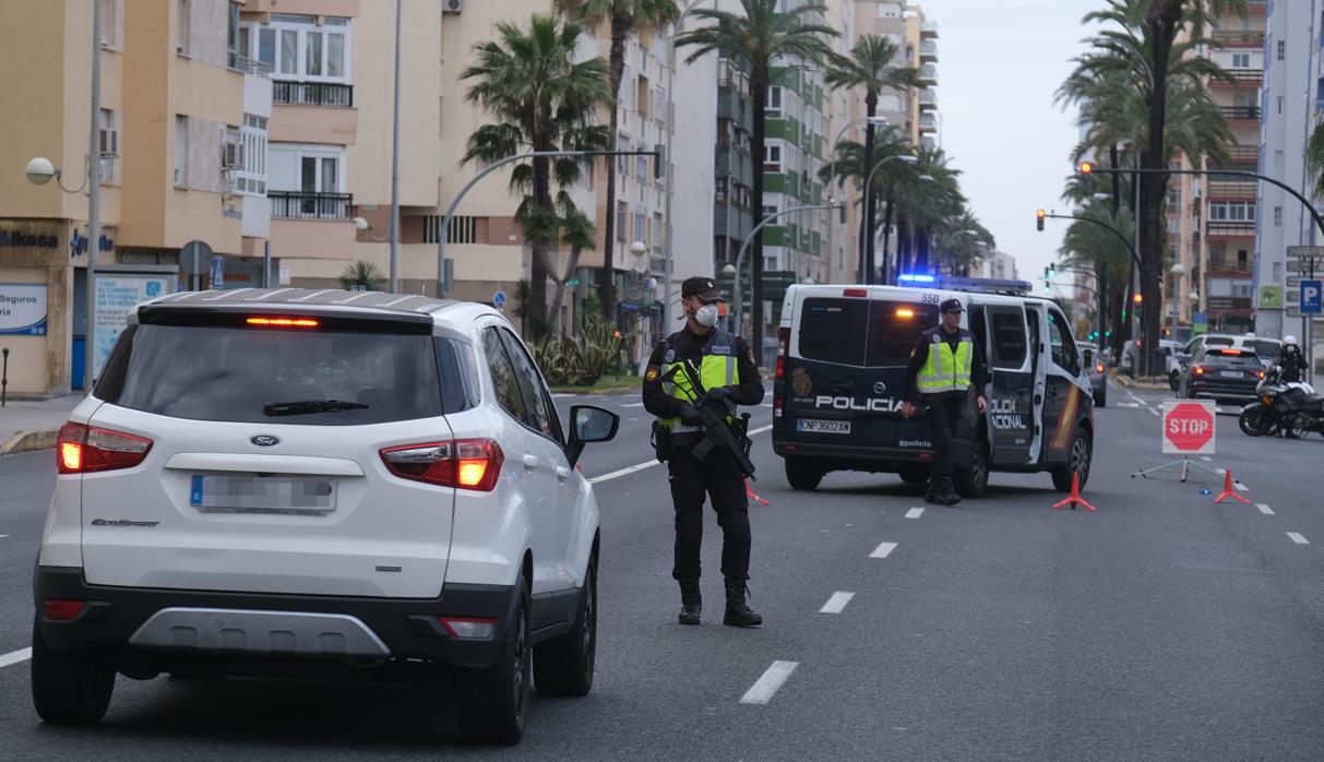 Los efectivos de la Policía, controlando los desplazamientos en Cádiz para garantizar el cumplimiento de la cuarentena.