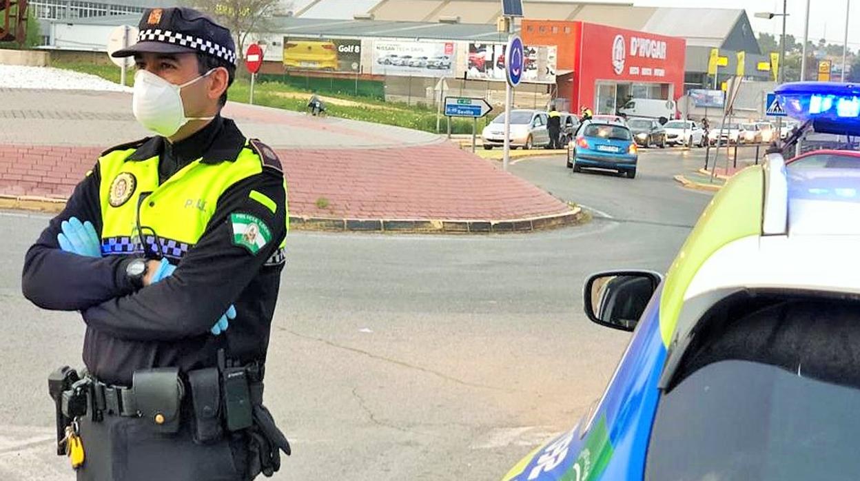 Un agente de la Policía Local de Castilleja de la Cuesta