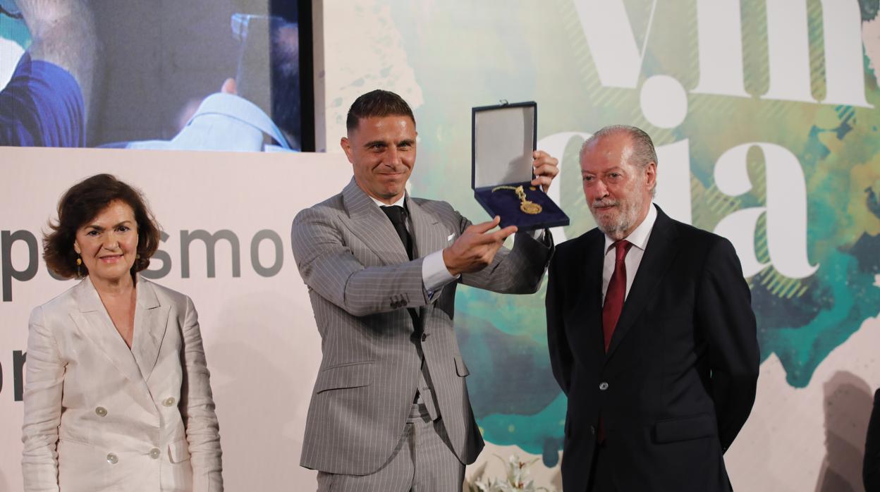 Joaquín recibe la Medalla de la Provincia 2019 en presencia de Carmen Calvo y Fernando Rodríguez Villalobos