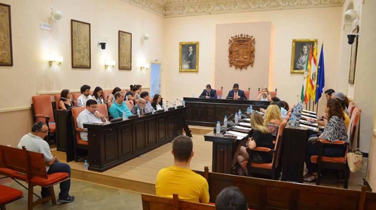 Una imagen de archivo de una de las sesiones plenarias en el salón de plenos del Ayuntamiento de Utrera