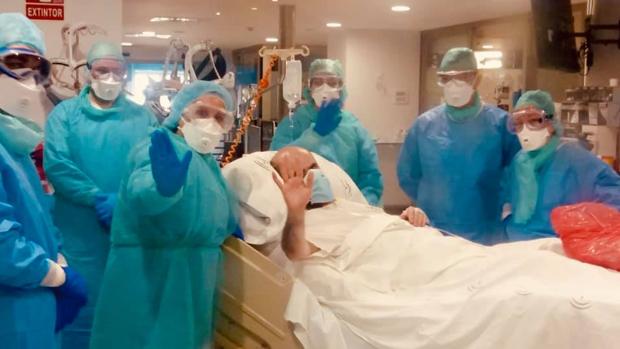 Primer alta de la UCI de un paciente con coronavirus en el hospital Puerta del Mar de Cádiz